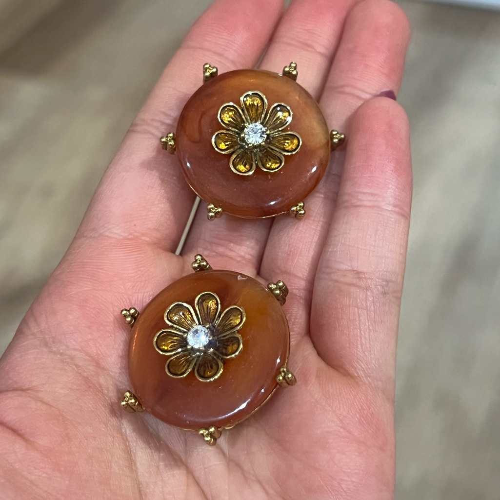 Vintage Joan Rivers Gold Brown Flower Clip-On Earrings 10$